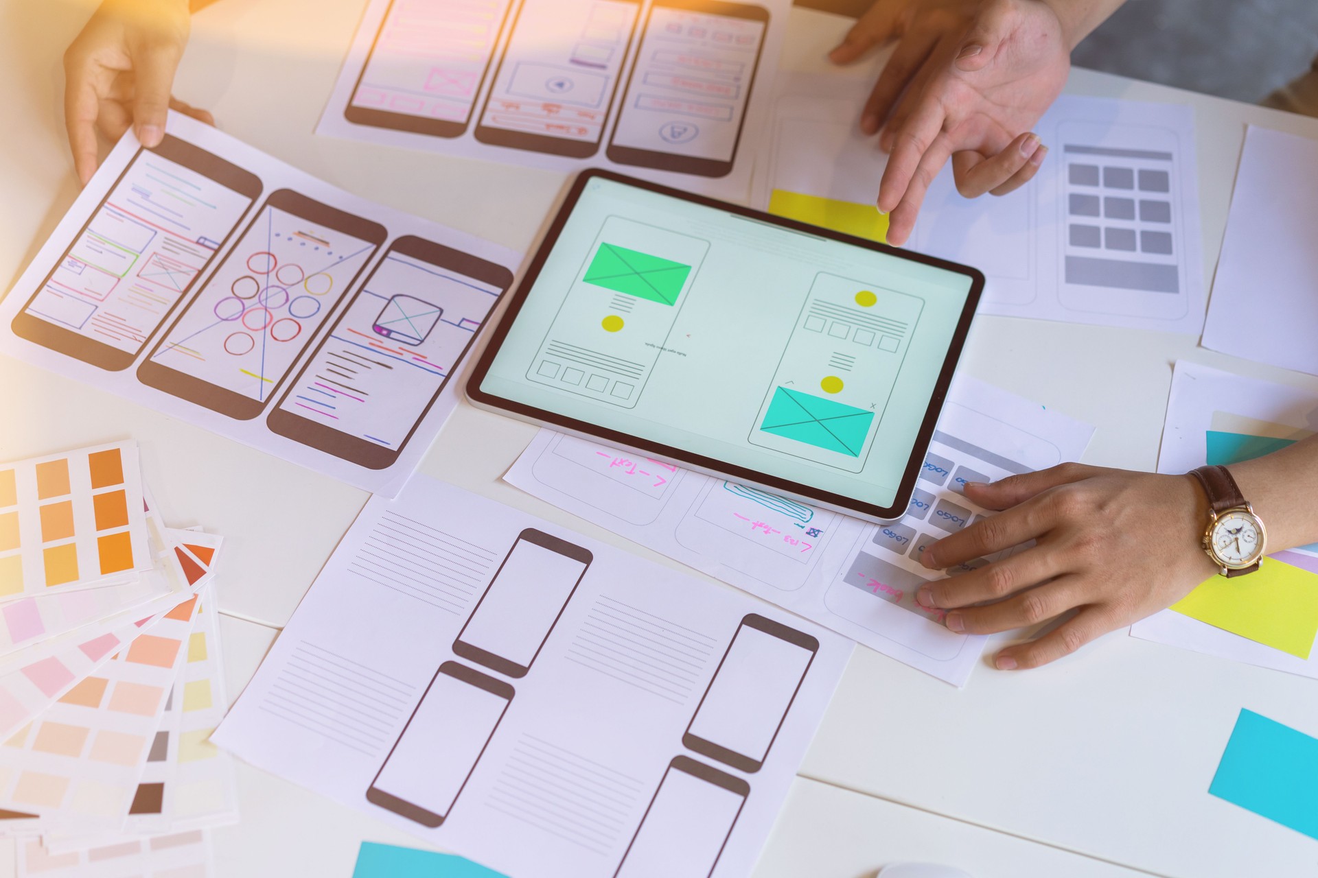Creative UX Designer mãos esboçar de telas para o desenvolvimento de site móvel responsivo com UI/UX.