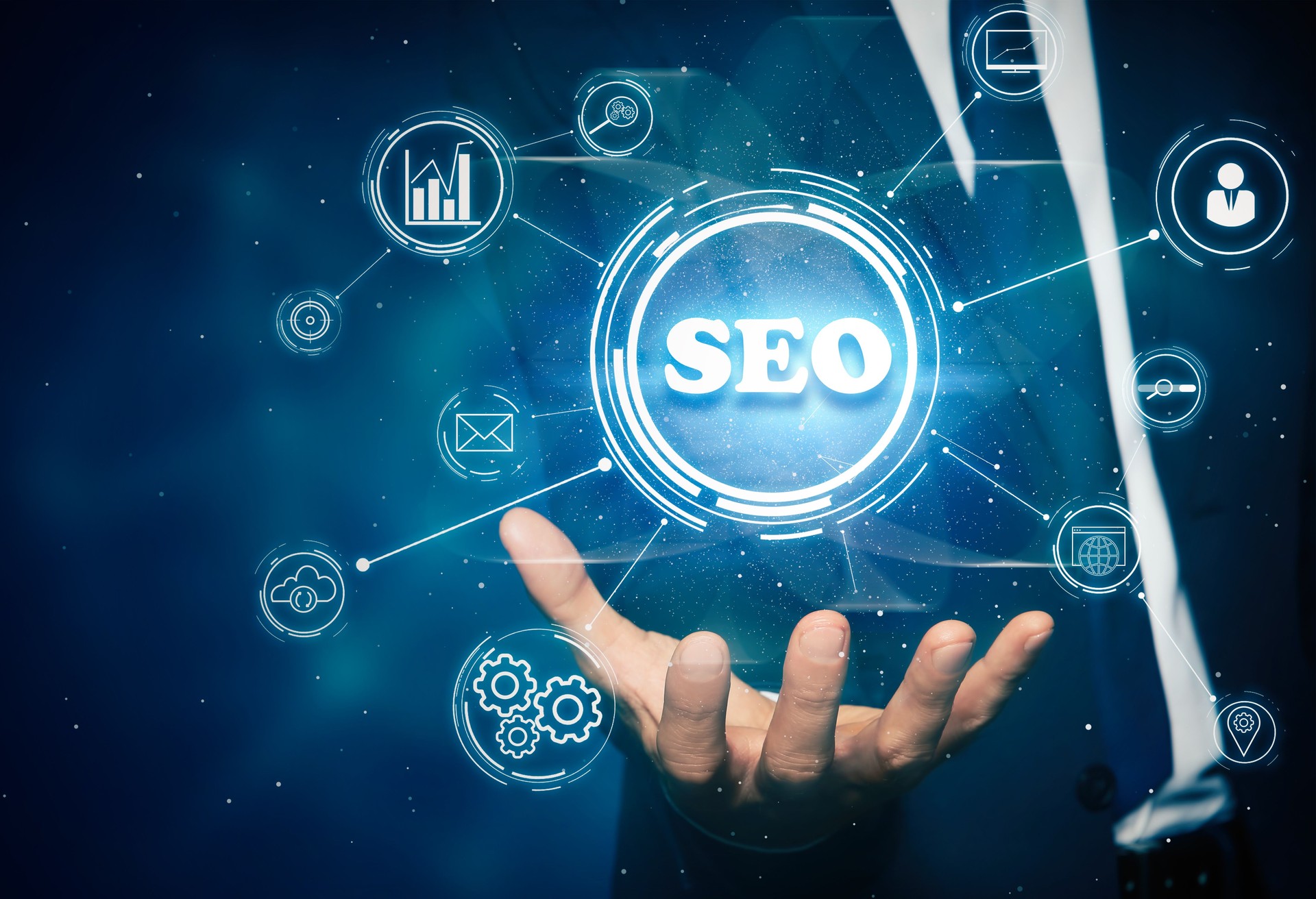 Homem demonstrando direções de SEO. Ícones da pesquisa de palavras-chave, personalização e outros