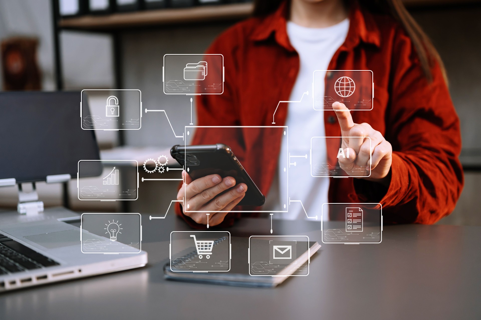 Empresário trabalhando manualmente mídia de marketing digital em tela virtual com telefone celular e computação moderna com diagrama de ícones VR no escritório